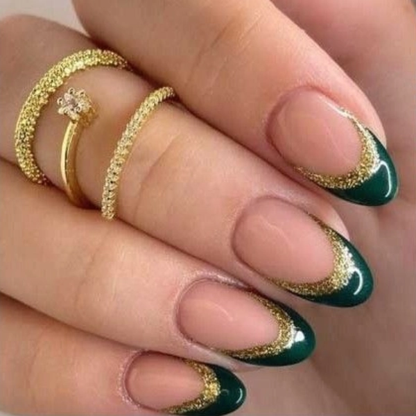 Acrylic-Almond-Christmas-Nails-Green-and-Gold-Glitter