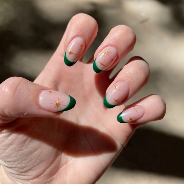 Acrylic-Almond-Christmas-Nails-Green-with-Gold-Stars