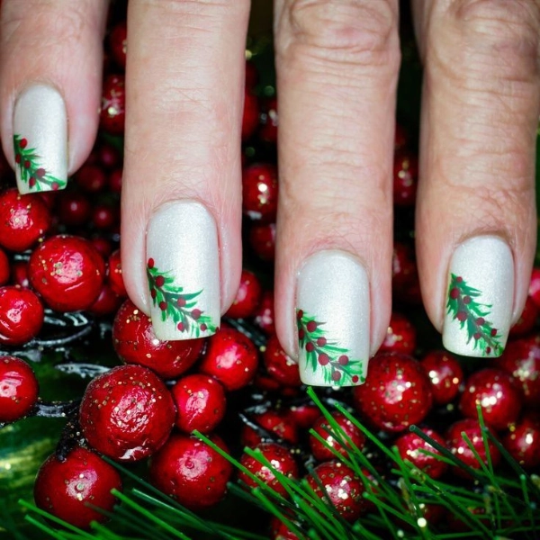 Acrylic-Almond-Christmas-Nails-Holly-Berry