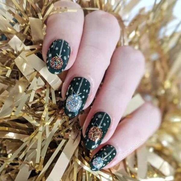 Almond-shape-Christmas-nails-Baubles