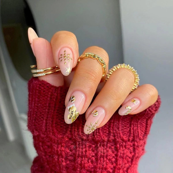 Almond-shape-Christmas-nails-Golden-Glam