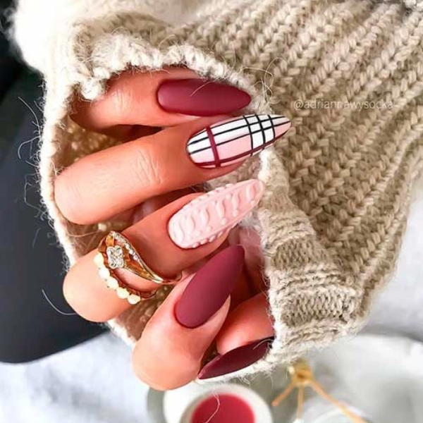 Almond-shape-Christmas-nails-Plaid