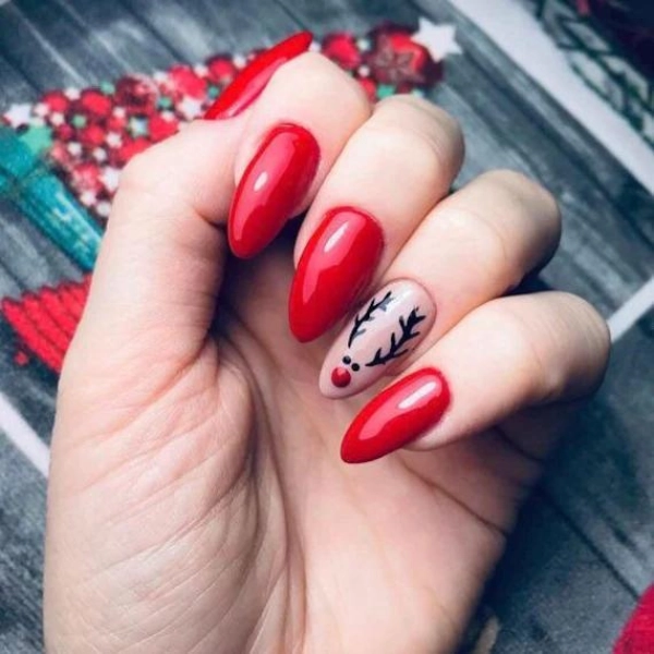 Almond-shape-Christmas-nails-Reindeer-Art