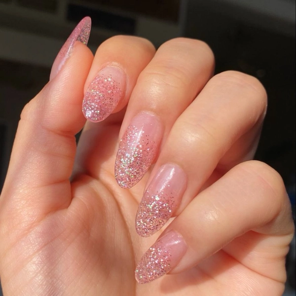 Almond-shape-summer-nails-Gradient-Glitter