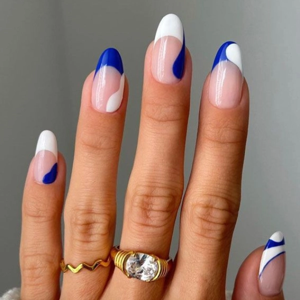 Blue-and-White-Summer-Nail-Abstract