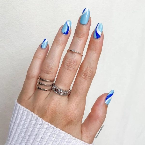 Blue-and-White-Summer-Nail-Geometric