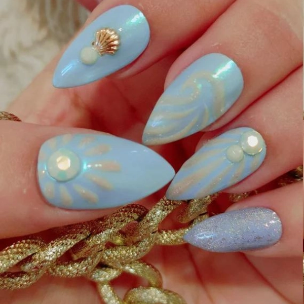 Blue-and-White-Summer-Nail-Sea-Shells