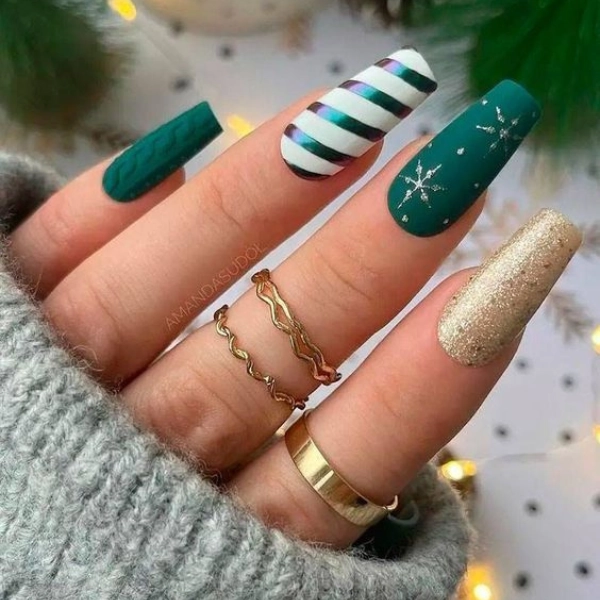 Easy-Christmas-nail-Gold-and-Green