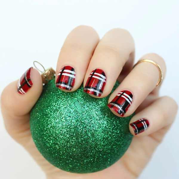 Easy-Christmas-nail-Plaid-Patterns