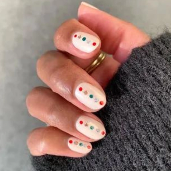 Easy-Christmas-nail-Polka-Dots