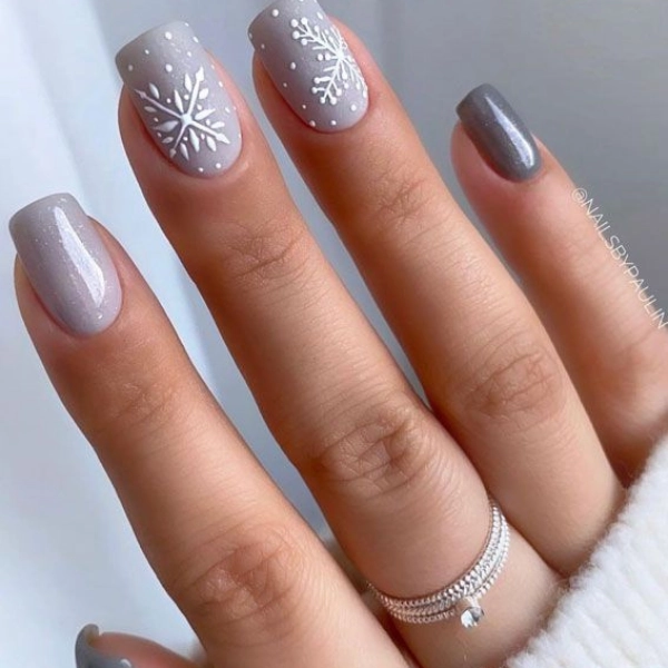 Easy-Christmas-nail-Snowflake