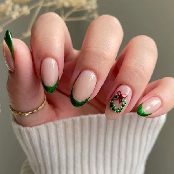 Easy-Christmas-nail-Wreath-Accents