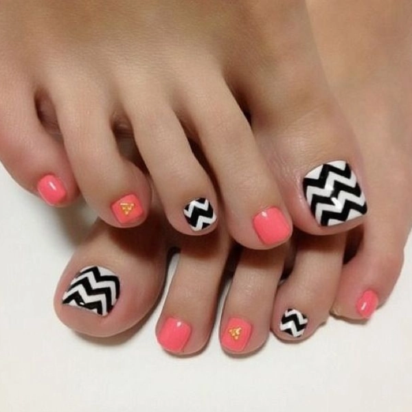 French-Tip-Summer-Toe-nails-Chevron