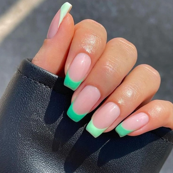 Short-Coffin-Summer-Nails-French-Tips