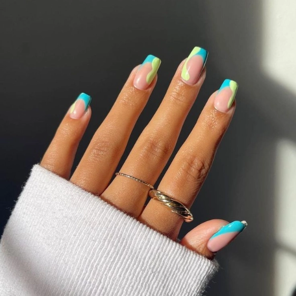 Short-Coffin-Summer-Nails-Nautical-Stripes