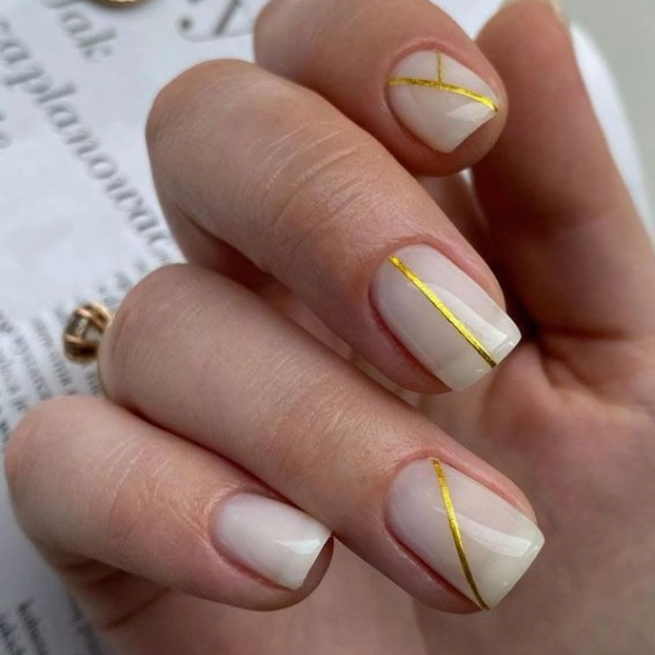 Short-Square-Summer-Nails-Minimalist-Lines