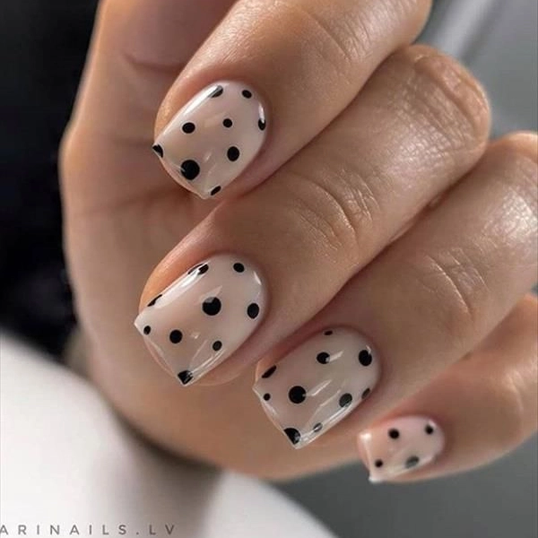 Short-Square-Summer-Nails-Polka-Dots