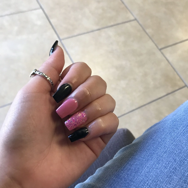 Short-pink-acrylic-nails-Black-Contrast