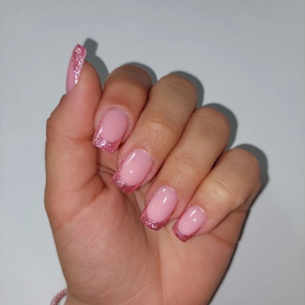 Short-pink-acrylic-nails-Glitter-Tips