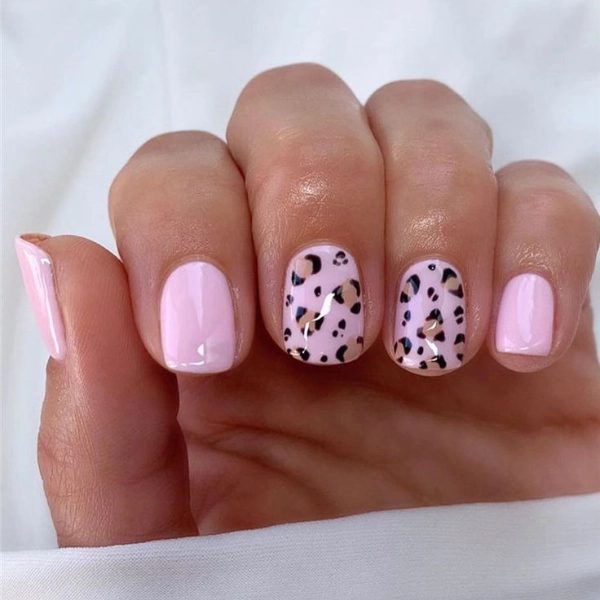 Short-pink-acrylic-nails-Leopard