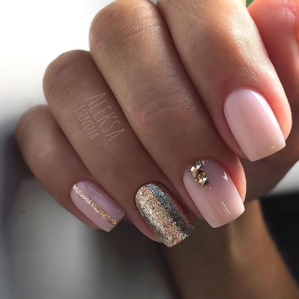 Short-pink-acrylic-nails-Pink-and-Gold