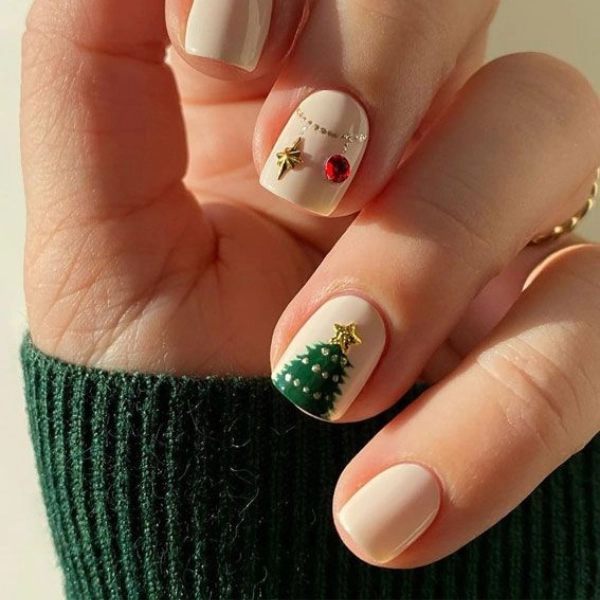 Simple-short-Christmas-nails-Christmas-Tree-Silhouettes