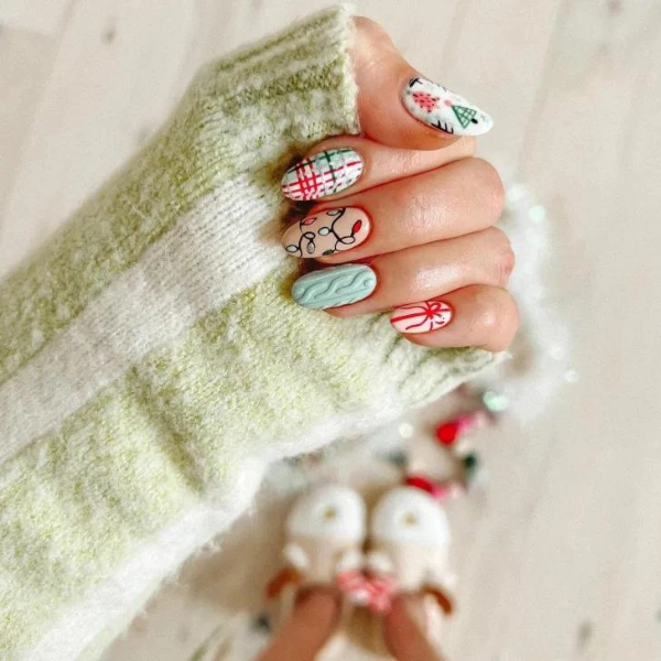 Simple-short-Christmas-nails-Cozy-Sweater-Pattern