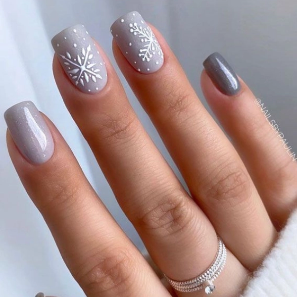 Simple-short-Christmas-nails-Elegant-Snowflakes