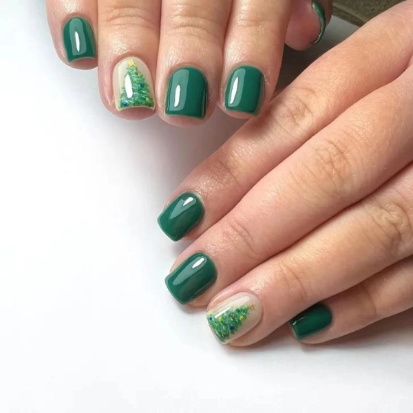 Simple-short-Christmas-nails-Evergreen-Branches