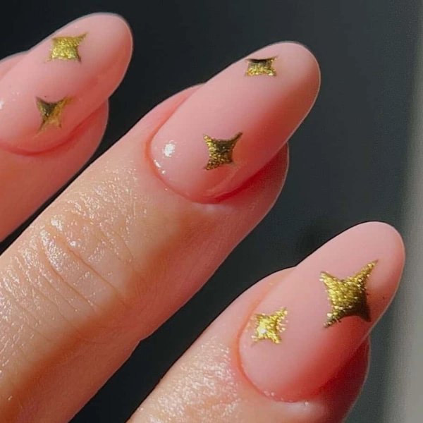 Simple-short-Christmas-nails-Gold-Foil-Stars