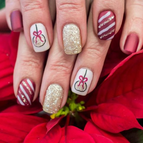 Simple-short-Christmas-nails-Ornaments-and-Baubles