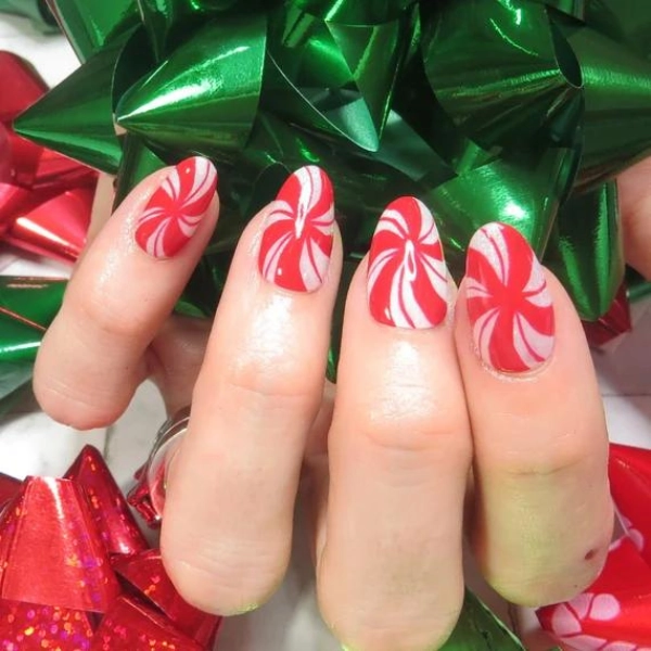 Simple-short-Christmas-nails-Peppermint-Swirls