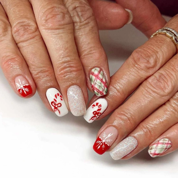 Simple-short-Christmas-nails-Plaid-Accents