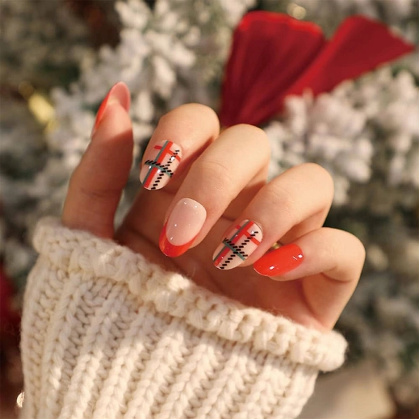 Simple-short-Christmas-nails-Plaid