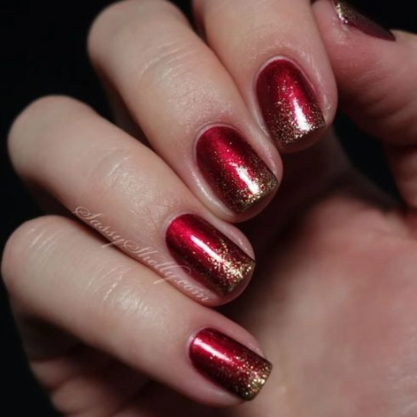 Simple-short-Christmas-nails-Red-Glitter-Gradient