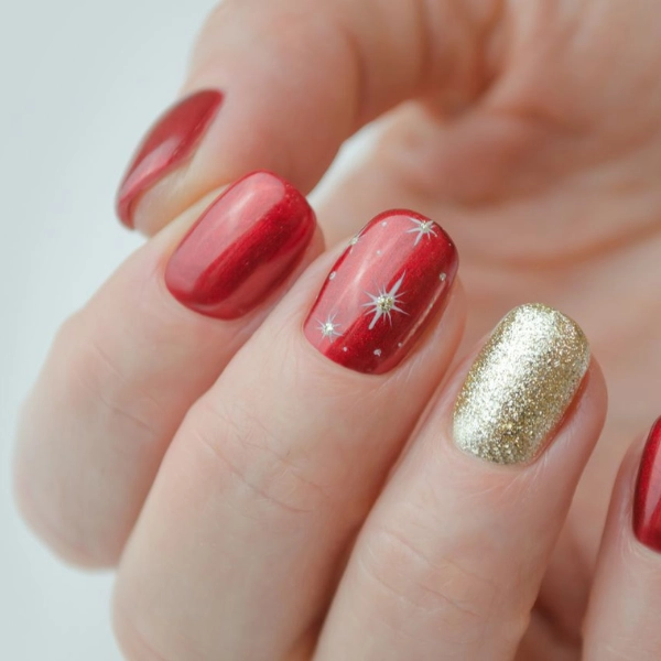 Simple-short-Christmas-nails-Red-and-Gold