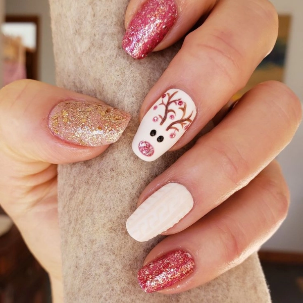 Simple-short-Christmas-nails-Reindeer-Silhouettes