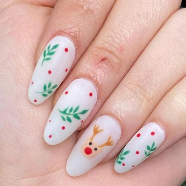 Simple-short-Christmas-nails-Rudolph