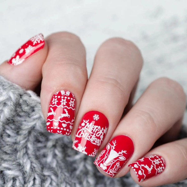 Simple-short-Christmas-nails-Winter-Scene