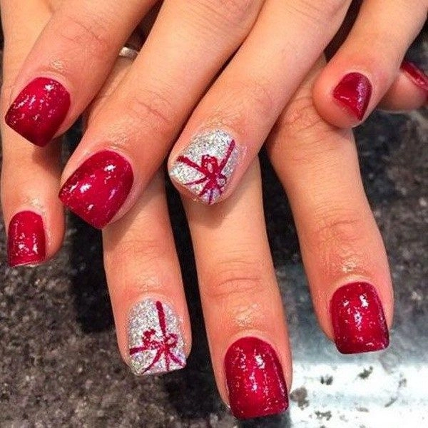 Simple-short-Christmas-nails-Wrapped-Presents