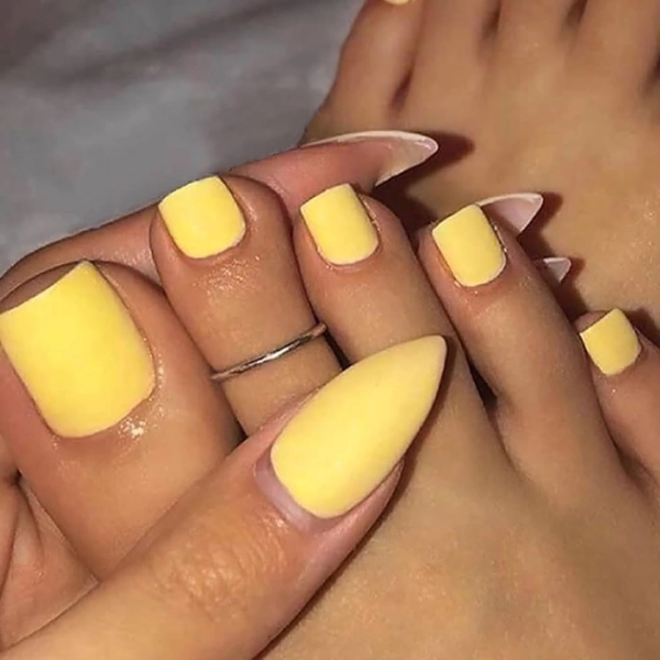 Simple-yellow-summer-nails-Matte