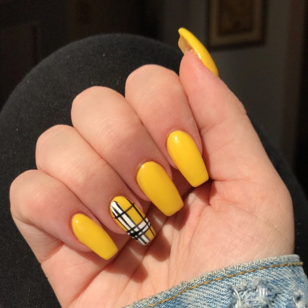 Simple-yellow-summer-nails-Plaid