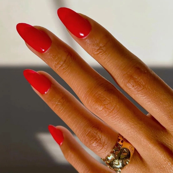 Summer-Nail-Color-Trends-Bold-Red