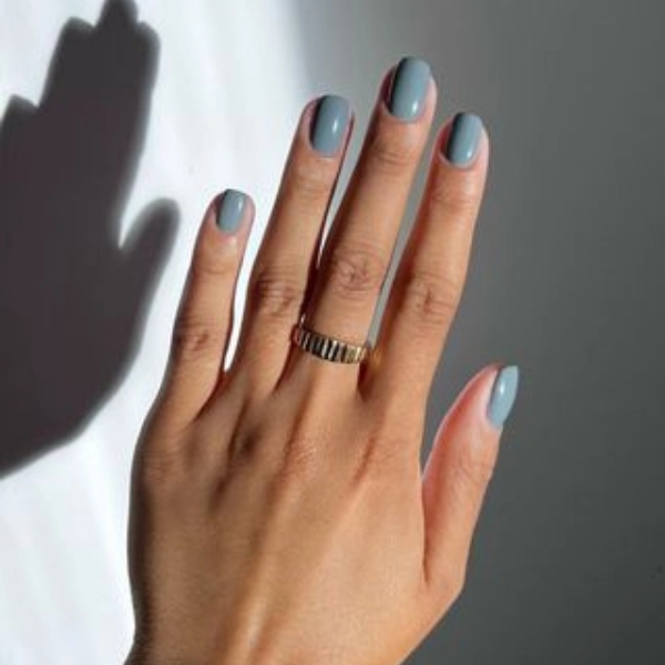 Summer-Nail-Color-Trends-Light-Grey