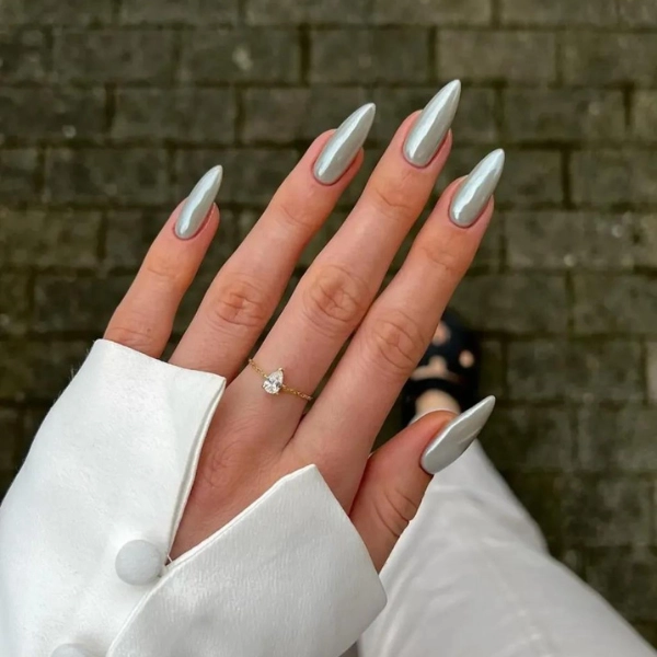 Summer-Nail-Color-Trends-Metallic-Silver