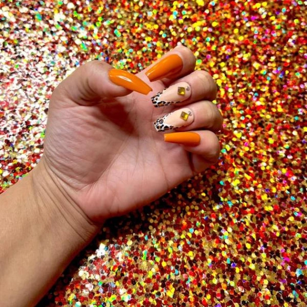 Summer-Nail-Color-Trends-Tangerine-Tango