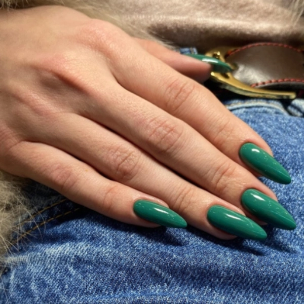 Summer-green-almond-nails