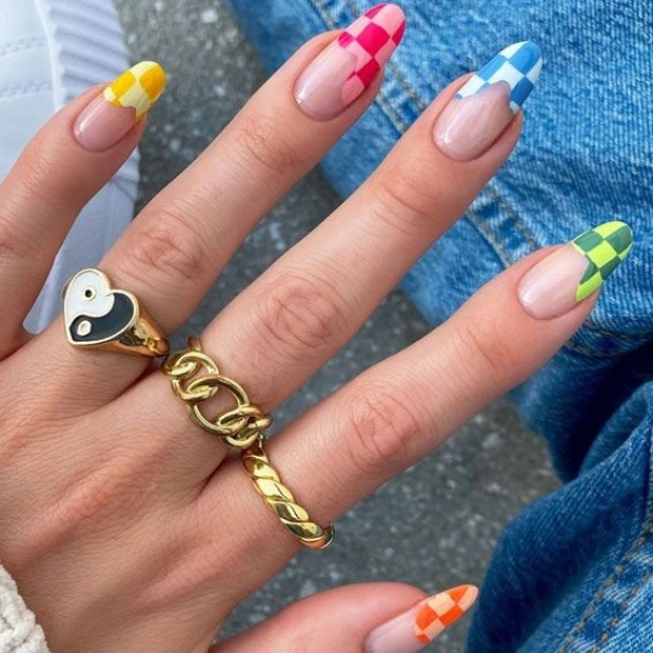 Trendy-Summer-Nail-Checkerboard