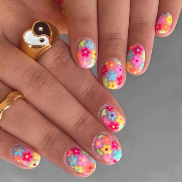 Trendy-Summer-Nail-Floral