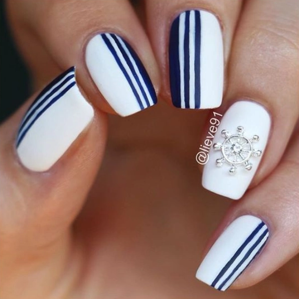 Trendy-Summer-Nail-Nautical